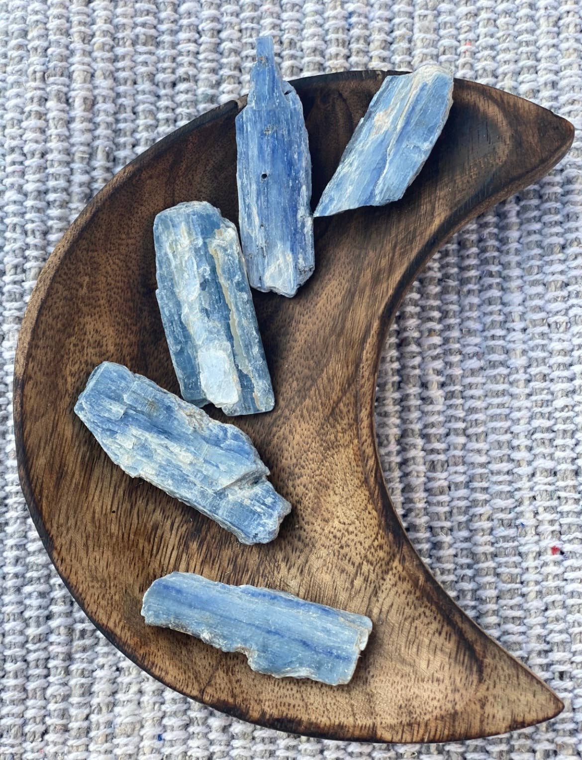 Bulk raw kyanite